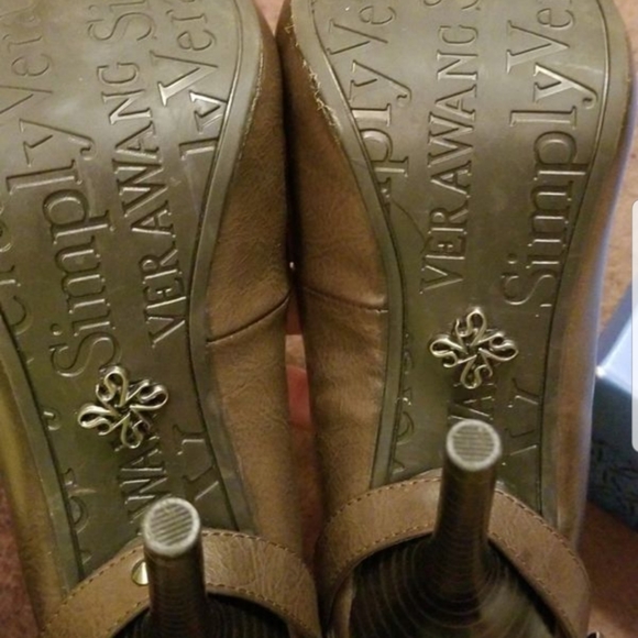 Simply Vera by Vera Wang Heels - Picture 3 of 4